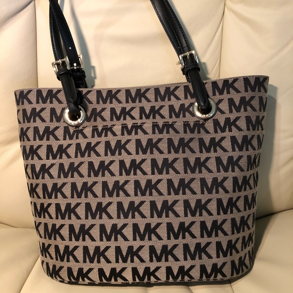 MK bucket bag with magnetic clasp.